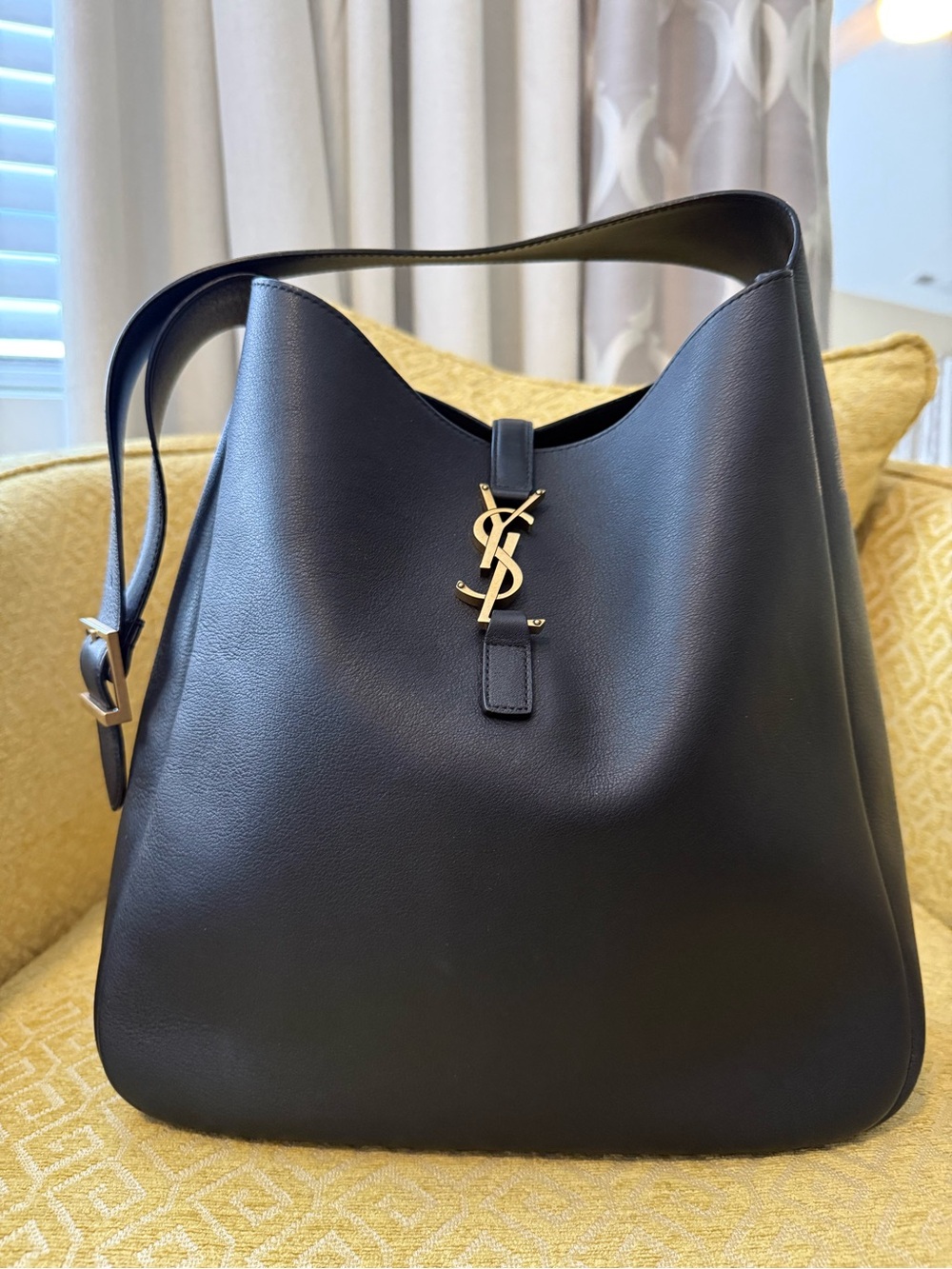 Yves Saint Laurent YSL Le 5 A 7 Supple Large Shoulder Hobo Bag in Black Leather - Picture 4 of 16